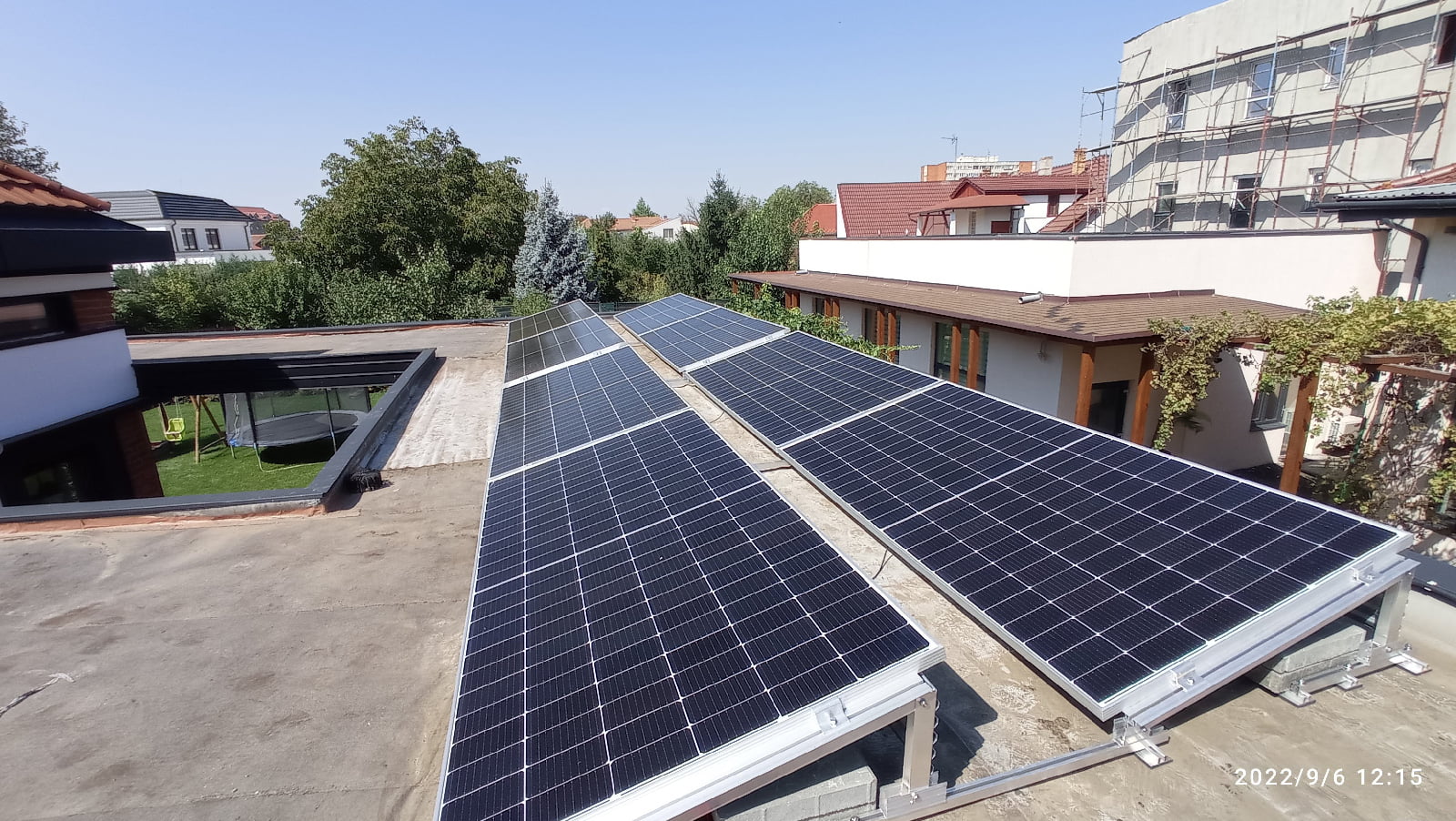 Sistem fotovoltaic 4,3 kW pe acoperiș cu contragreutăți și invertor Solax